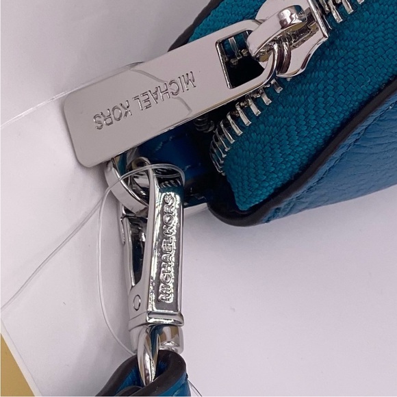 Michael Kors Large
Continental Wallet
Wristlet Lagoon - Picture 4 of 11